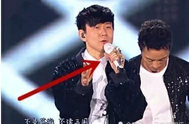 明星带的话筒,话筒传递的星光璀璨